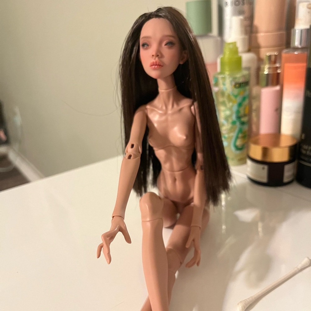 Bjd doll . Costome made wig . Comes with Extra feet .condition new . Tan skin
